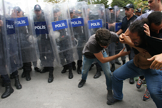 Atatürk Orman Çiftliği arazisini satın alan ABD Büyükelçiliği önünde protestoya polis izin vermedi. - Ankara, 16 Mart 2018